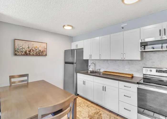 Spacious Waikiki Condo 1 Block From Beach With Full Kitchen And Free Parking