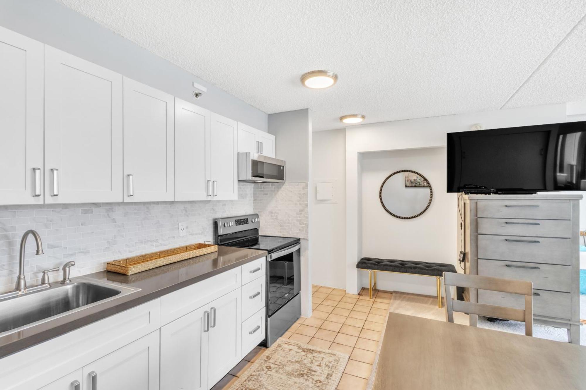 Spacious Waikiki 1 Block From With Full Kitchen And Free Parking Apartment *