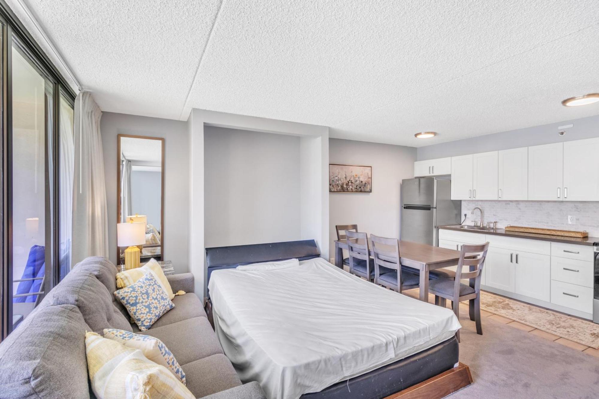 Apartment Spacious Waikiki 1 Block From With Full Kitchen And Free Parking Honolulu