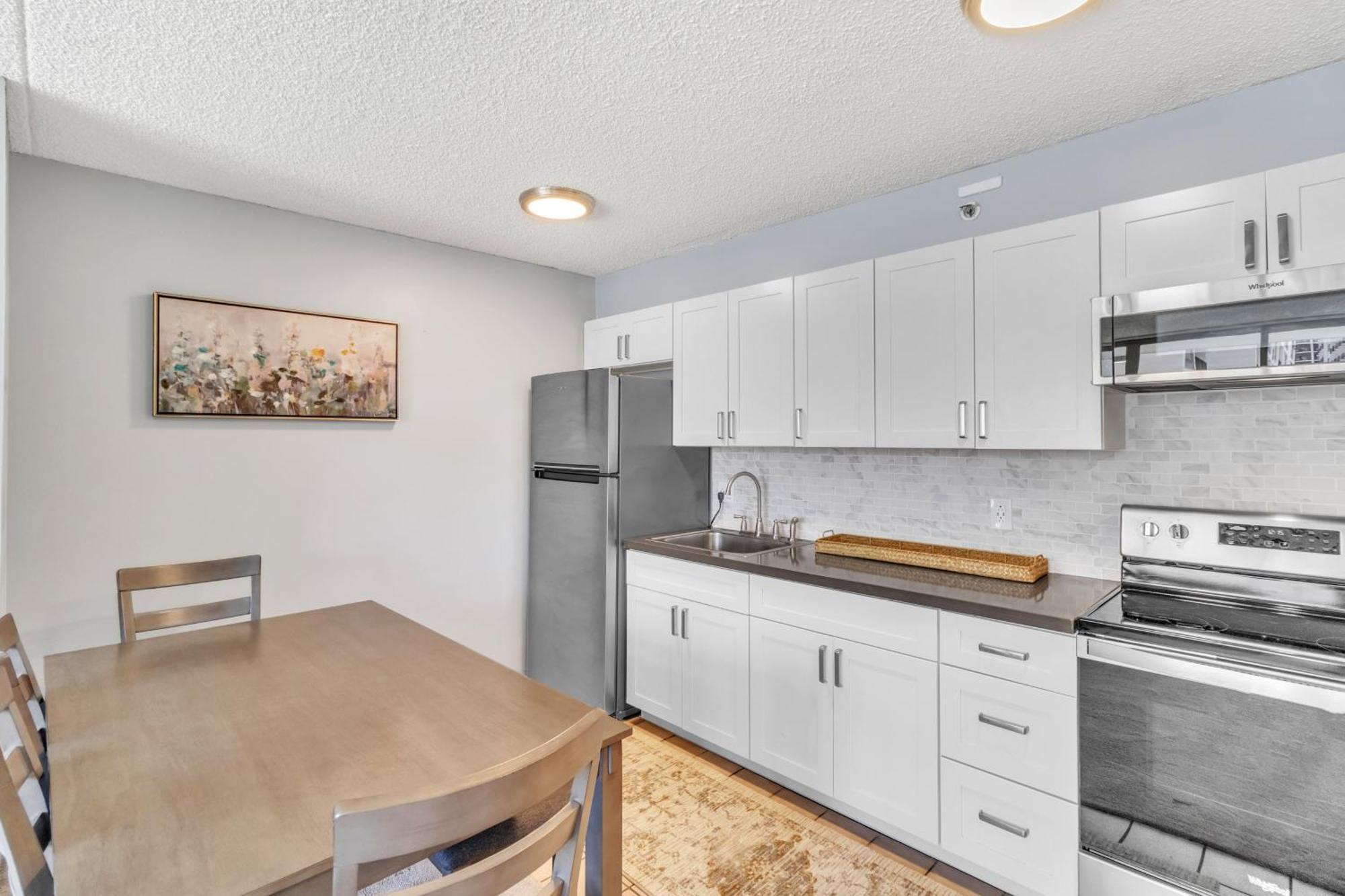 Spacious Waikiki 1 Block From With Full Kitchen And Free Parking Apartment *