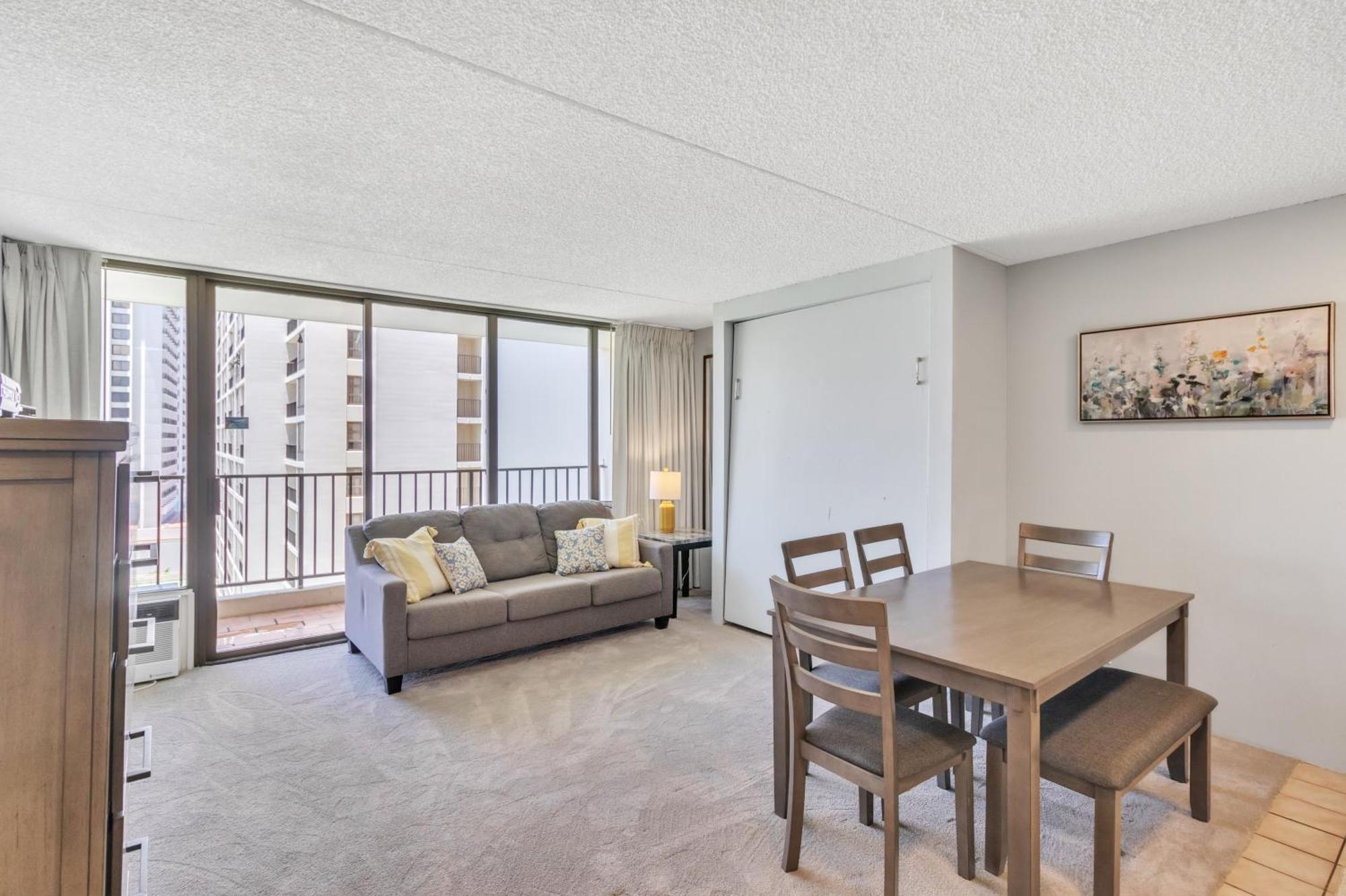 Spacious Waikiki 1 Block From With Full Kitchen And Free Parking