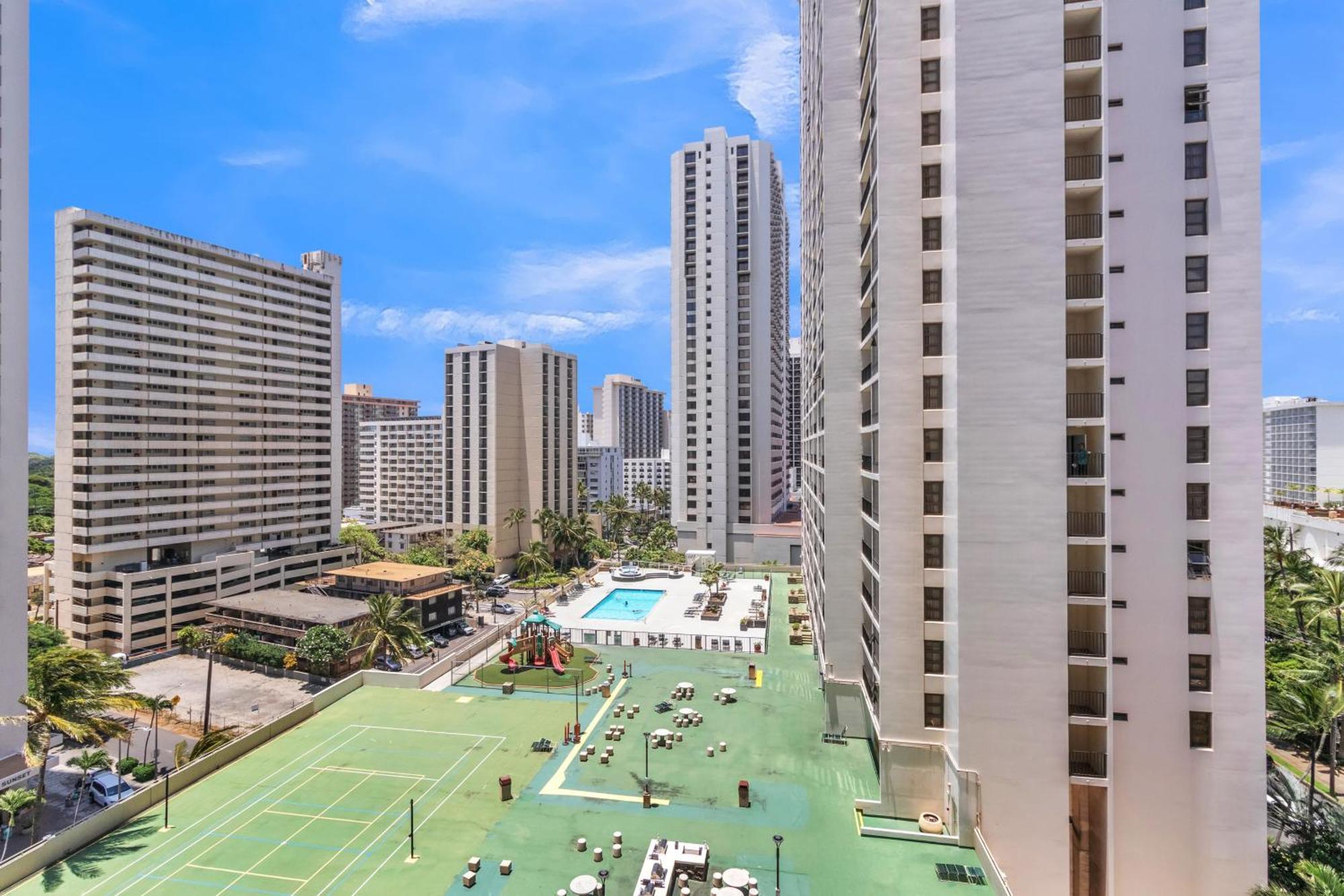 Apartment Spacious Waikiki 1 Block From With Full Kitchen And Free Parking Honolulu
