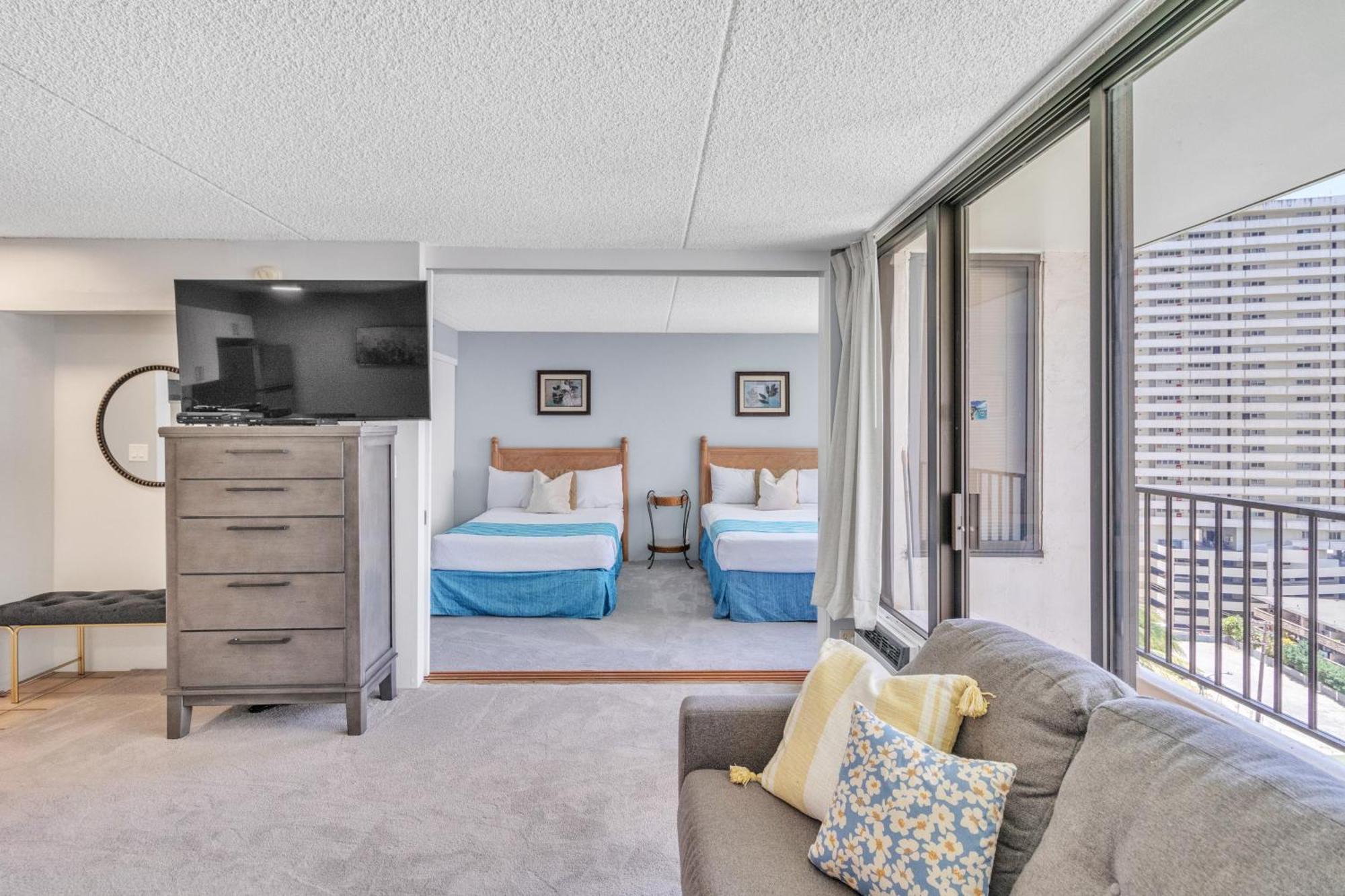 Apartment Spacious Waikiki 1 Block From With Full Kitchen And Free Parking