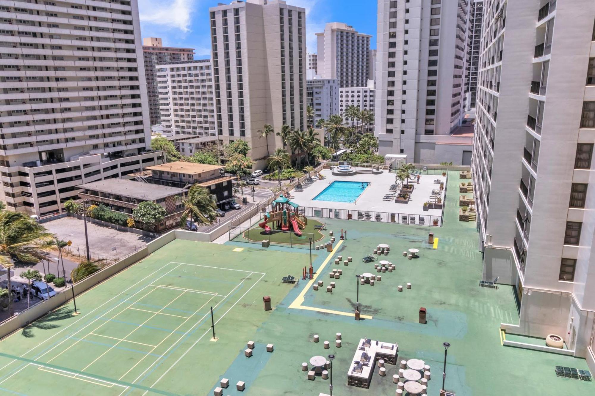 Spacious Waikiki 1 Block From With Full Kitchen And Free Parking Apartment *