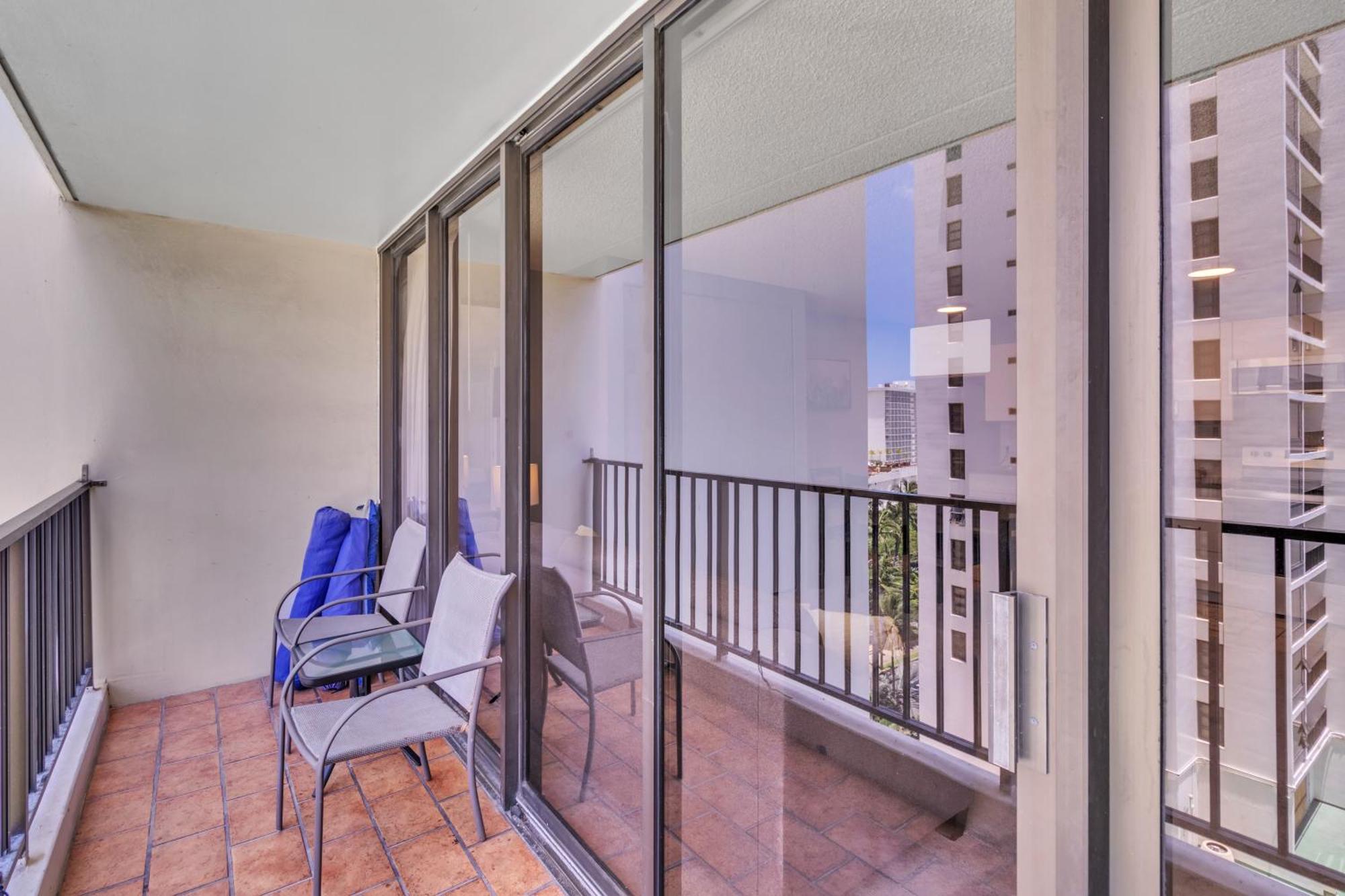 Spacious Waikiki 1 Block From With Full Kitchen And Free Parking *