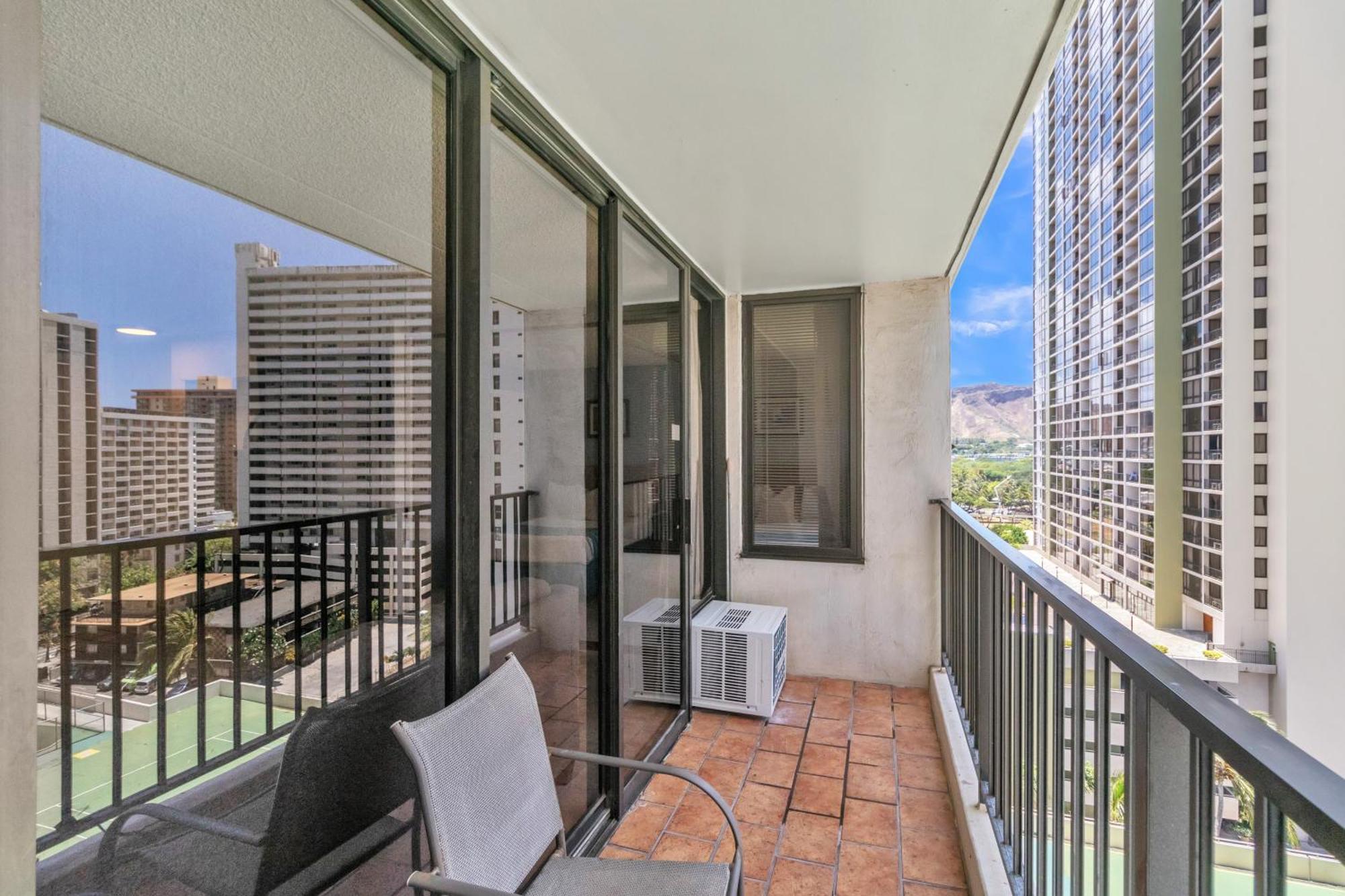 Apartment Spacious Waikiki 1 Block From With Full Kitchen And Free Parking