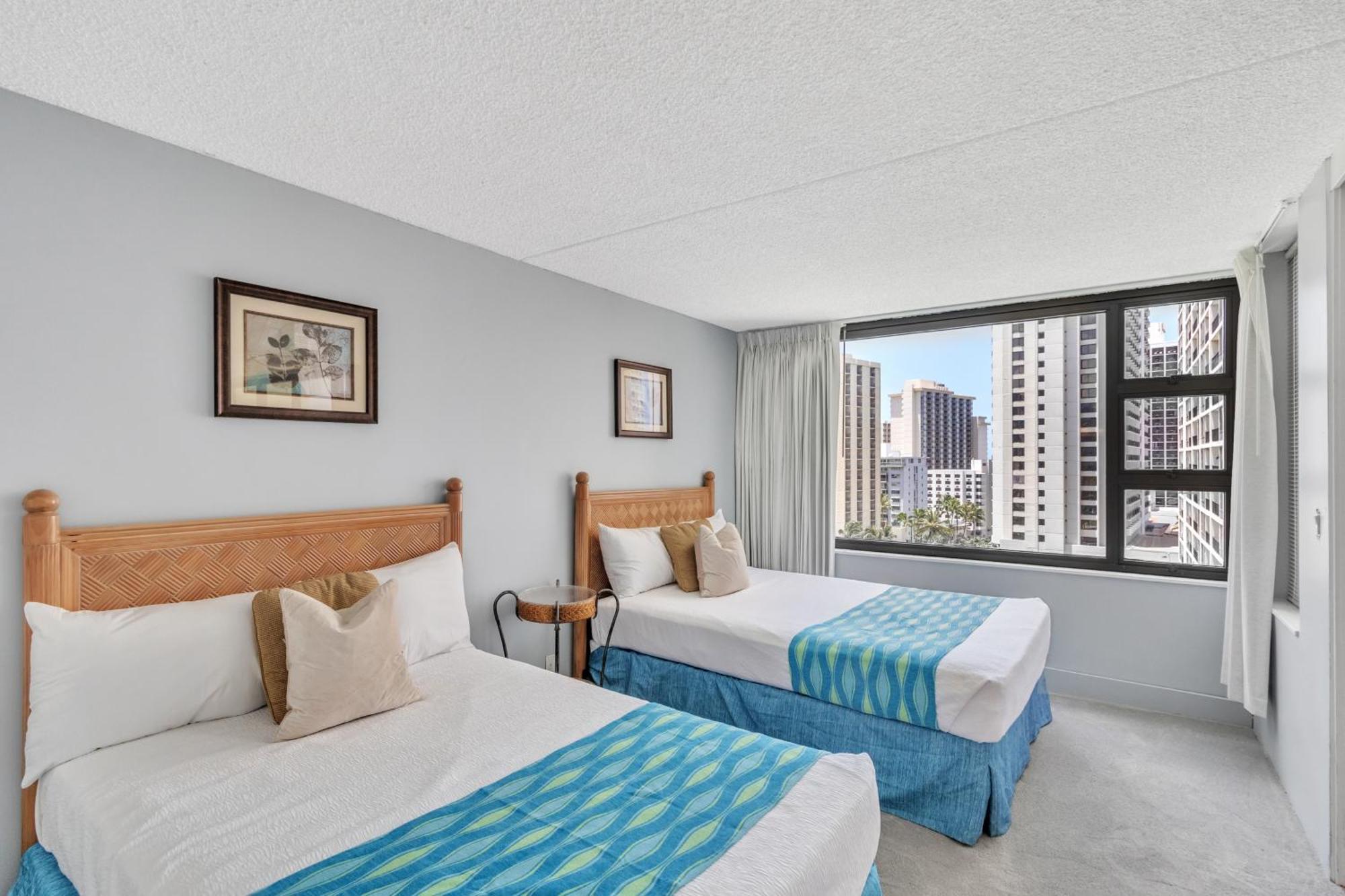 Spacious Waikiki 1 Block From With Full Kitchen And Free Parking * Honolulu