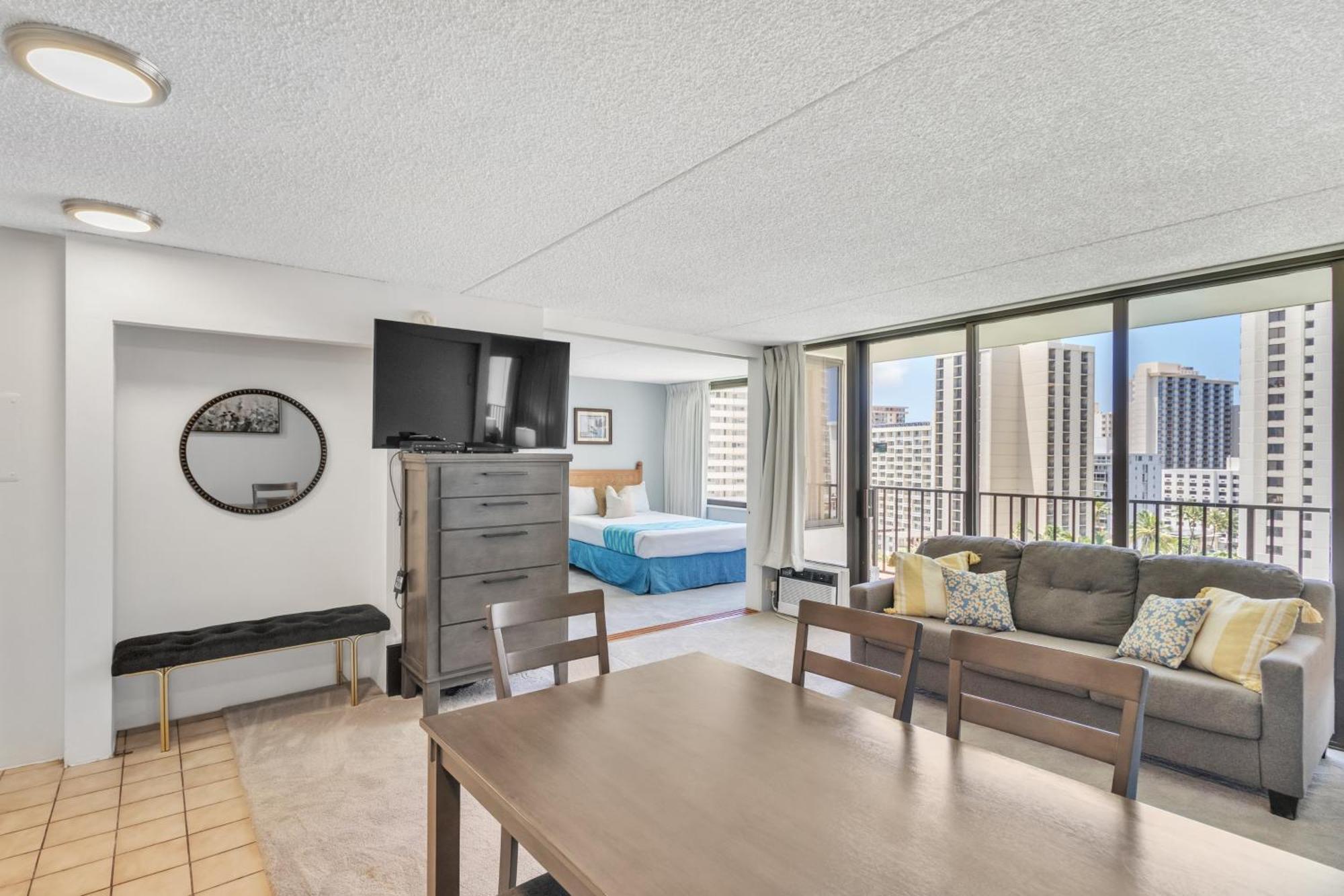 Spacious Waikiki 1 Block From With Full Kitchen And Free Parking