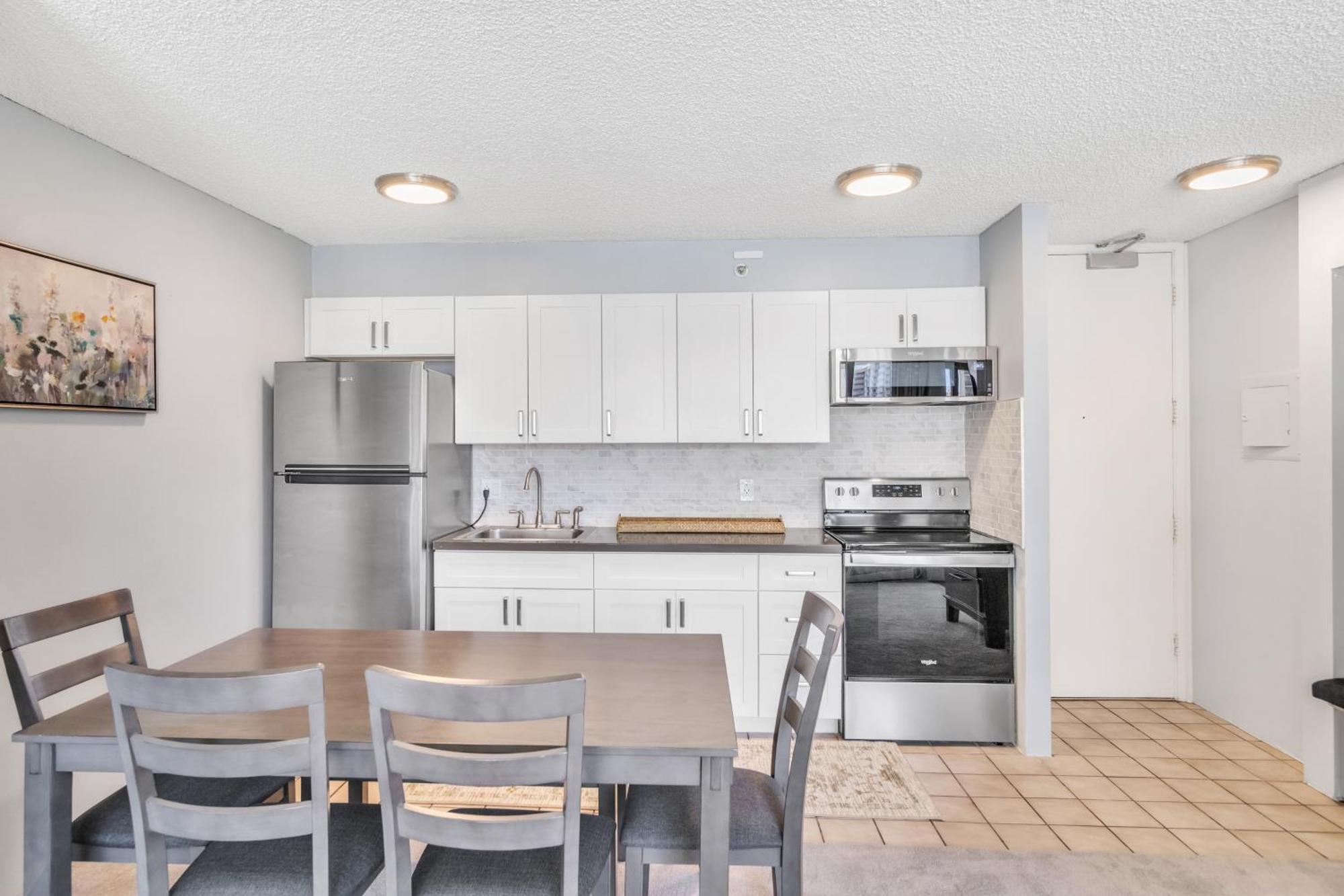 Spacious Waikiki 1 Block From With Full Kitchen And Free Parking * Honolulu