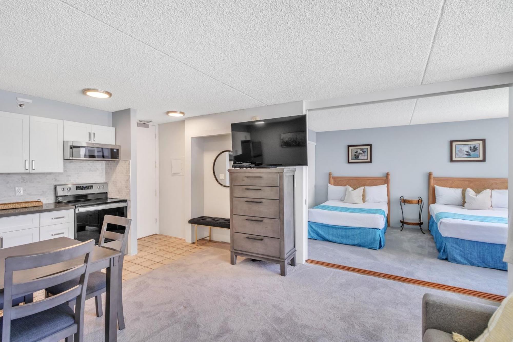 Spacious Waikiki 1 Block From With Full Kitchen And Free Parking Apartment *